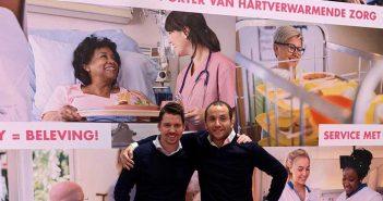 Wesley Buitenhuis (Okeedo, links) en Hans Pieter de Vries (agap2 IT) bij de lancering van de wervingsapp op vakbeurs Horecava