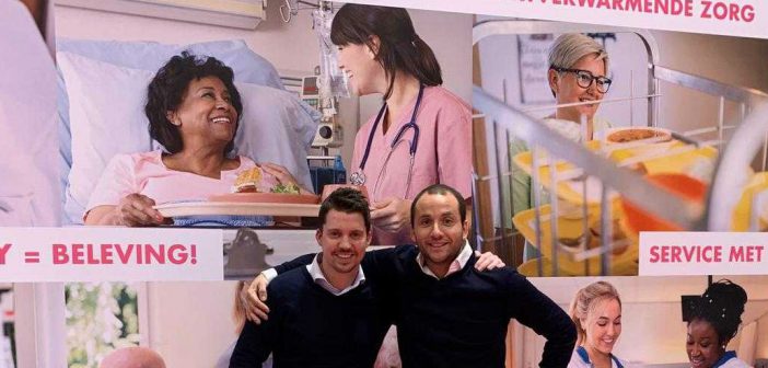 Wesley Buitenhuis (Okeedo, links) en Hans Pieter de Vries (agap2 IT) bij de lancering van de wervingsapp op vakbeurs Horecava