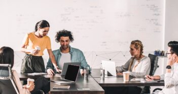 Backoffice-dienstverlening: uitbesteden of toch zelf doen? Backoffice uitbesteden