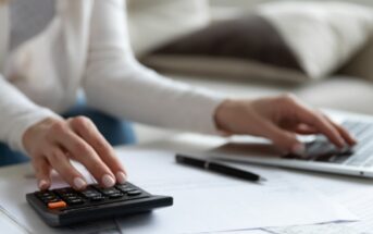 vrouw met rekenmachine