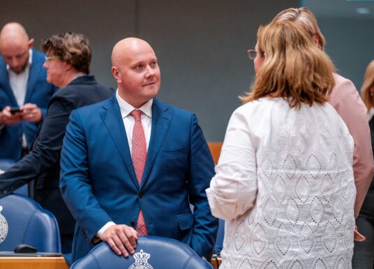 Kabinet wil meer statushouders sneller aan het werk krijgen via startbanen