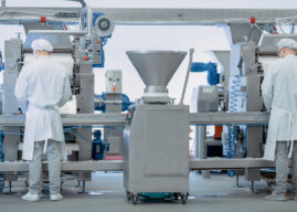 Vleessector verplicht vanaf 2026 extra controle op uitzendbureaus via SNA Wtta-module