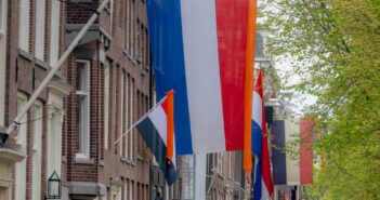 Bevrijdingsdag: Wel of geen doorbetaalde feestdag voor uitzendkrachten?