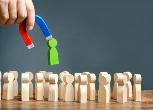 Kabinet verkort wachttijd: kansrijke asielzoekers sneller aan het werk